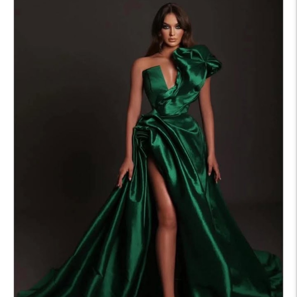 Elegant Green Evening Gown